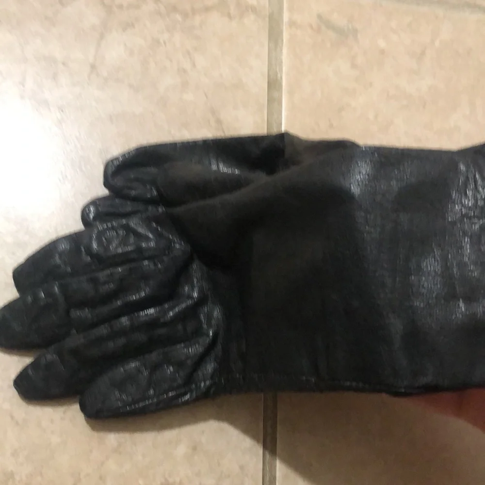 Womens black genuine leather gloves. Size small/medium.